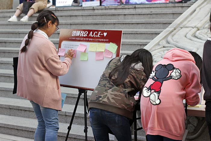  
Fans write down their burning questions they would love A.C.E to

answer during the concert.
